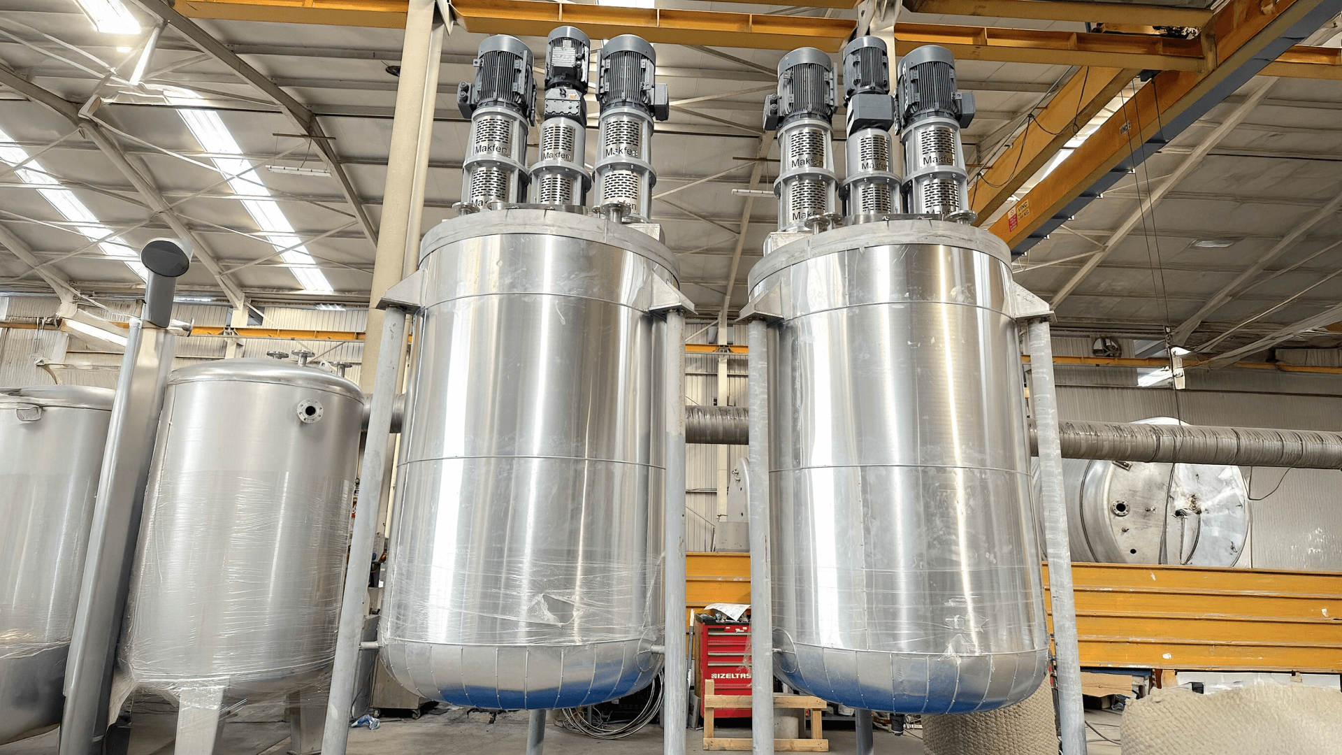 The dissolvers are the turbine type mixers that allow mixing the disintegrating and liquid products at a high speed according to the requirements.