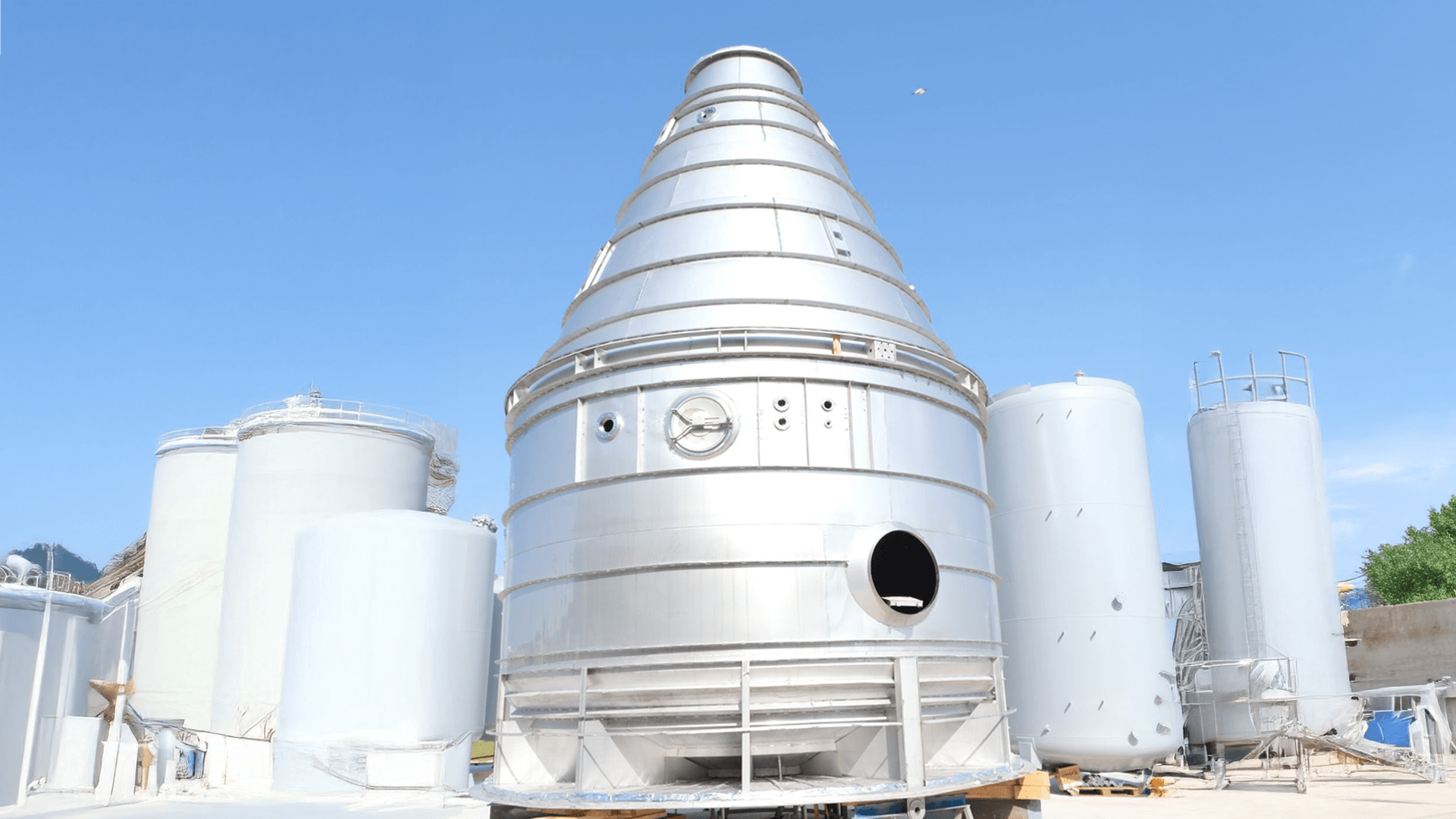 As Makfen Makine, we offer turnkey reactor blender raw material stock tanks, stainless steel silo manufacturing facility installation services.