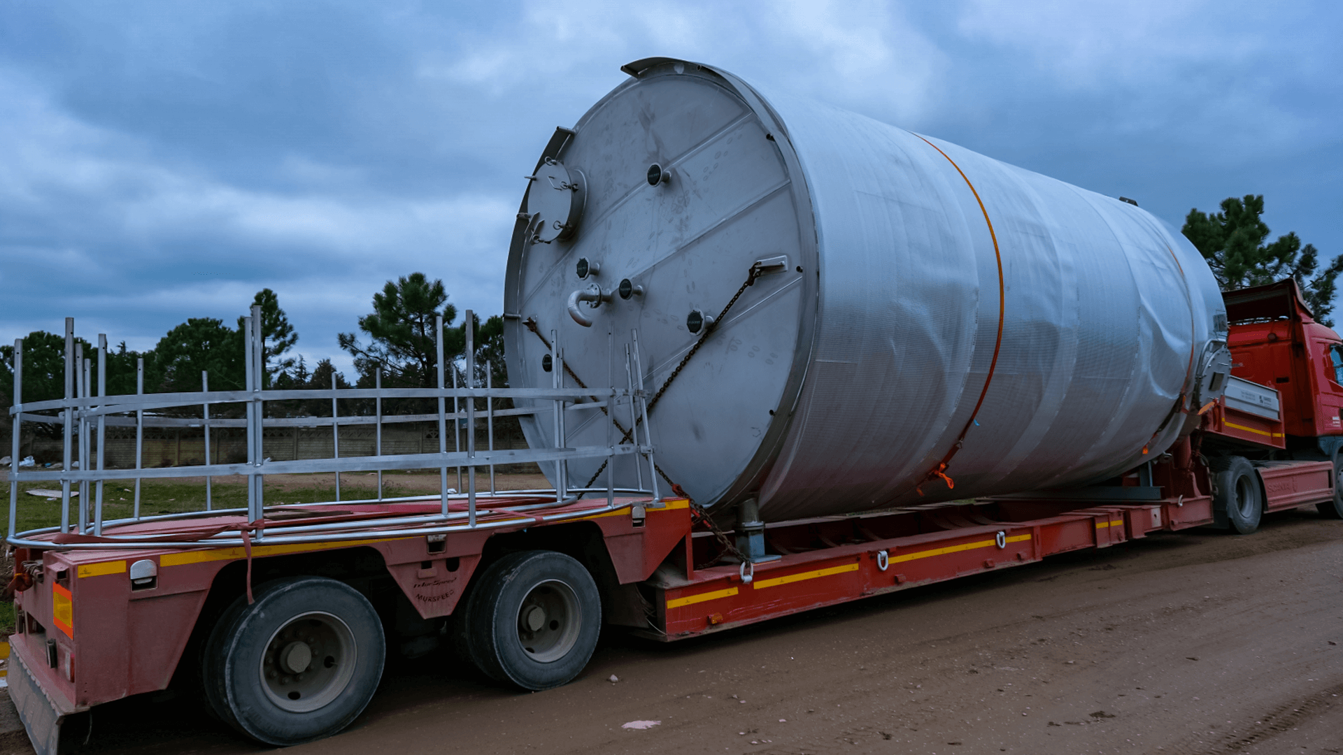 As Makfen Makine, we offer turnkey reactor blender raw material stock tanks, stainless steel silo manufacturing facility installation services.