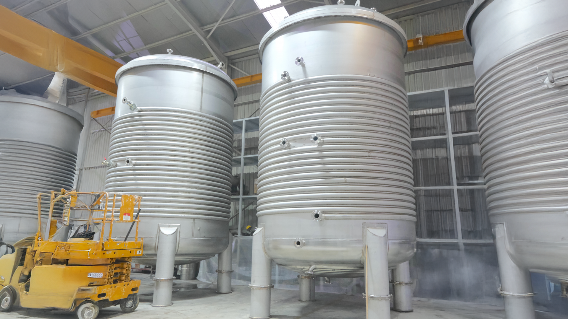 The polyester resin plant is delivered as a turnkey complete building and is used in the production of glass fiber reinforced plastic profiles. Click for installationof the polyester resin plant.