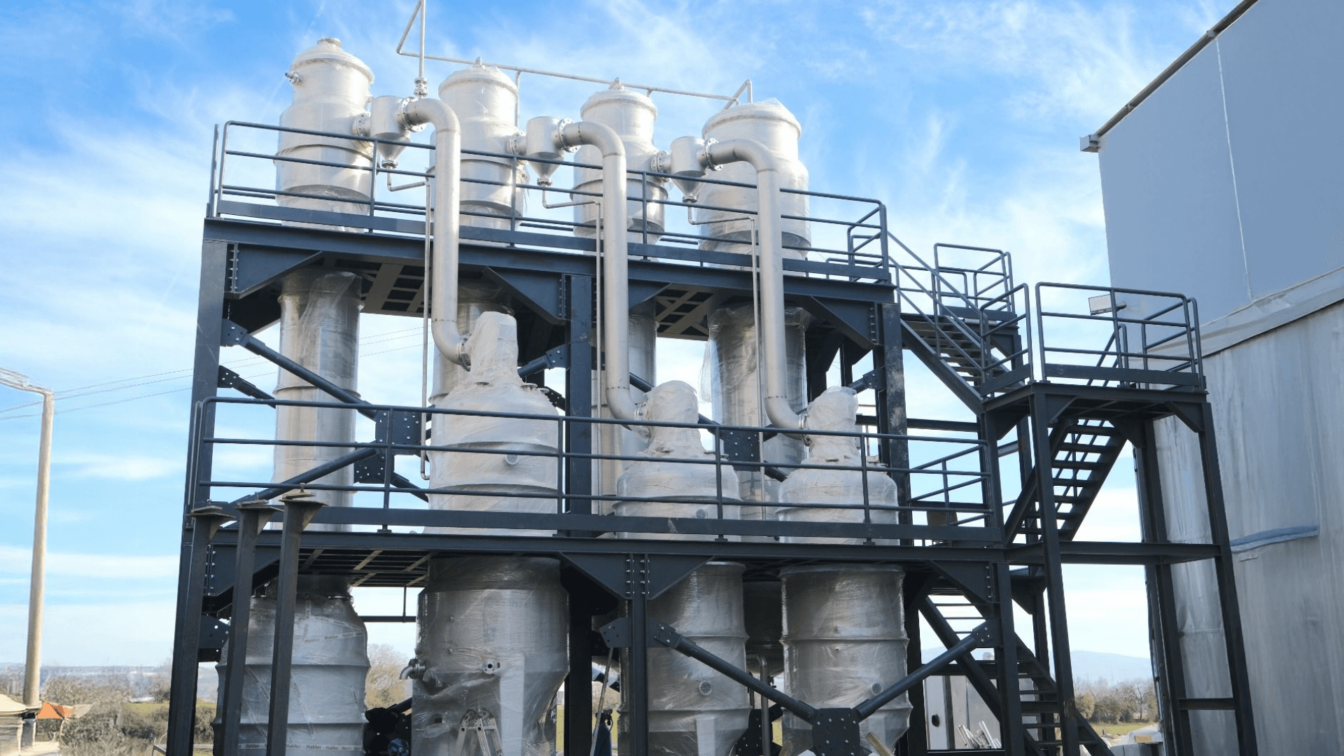 Evaporatör İmalatı direkt olarak temasa geçmeden ısı transferi yardımıyla ayrıştırma yapan ekipmanlara denmektedir.Evapratörler ısıtma ceketli bir gövdeden ve rotordan oluşmaktadır. Evaporatör buharlaştırıcı çeşitleri