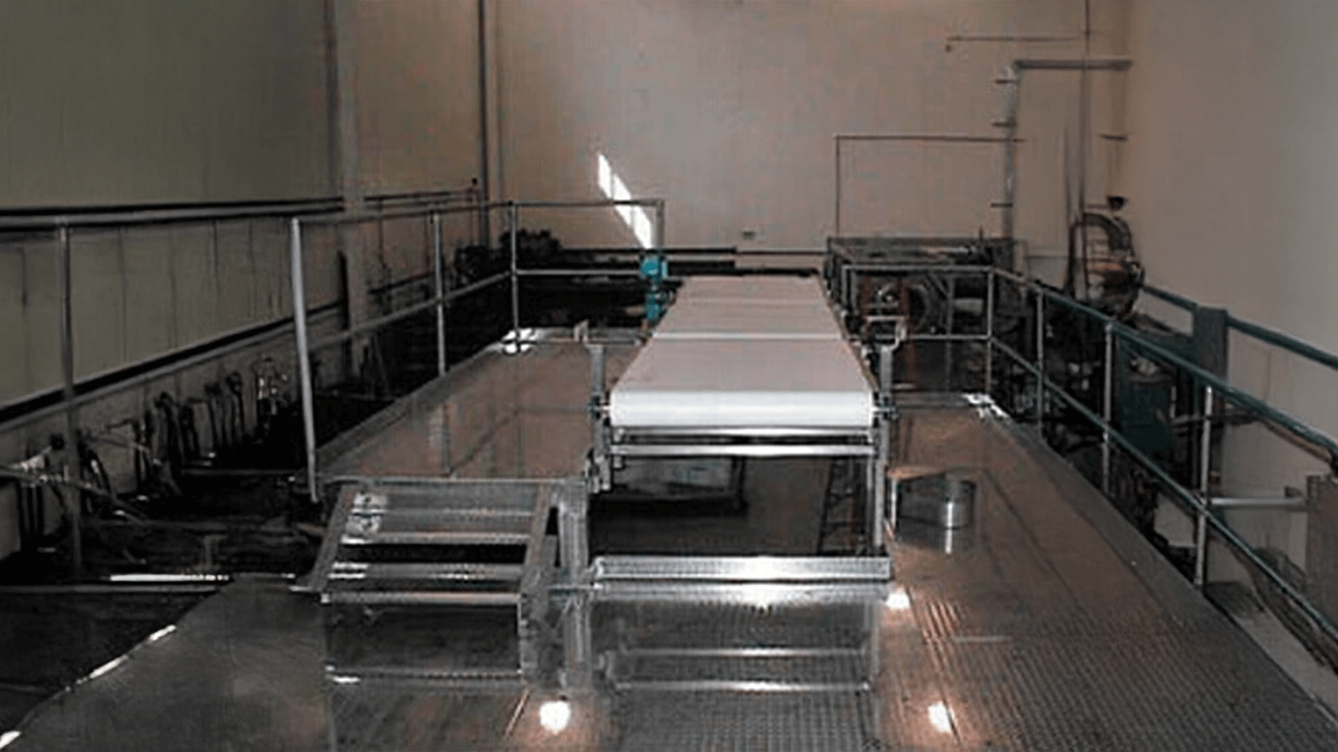 Konveyör imalatı eğimli konveyör imalatı bantlı konveyör, zincirli konveyör, havalı konveyör, titreşimli konveyör ve vidalı konveyör olmak üzere